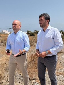 El presidente y el alcalde han visitado la parcela de 7.200 m2 en los  Altos del Albardinal donde se construirá una guardería,  aparcamientos y se prevé en un futuro una biblioteca, un coworking,  un archivo municipal y un espacio escénico.